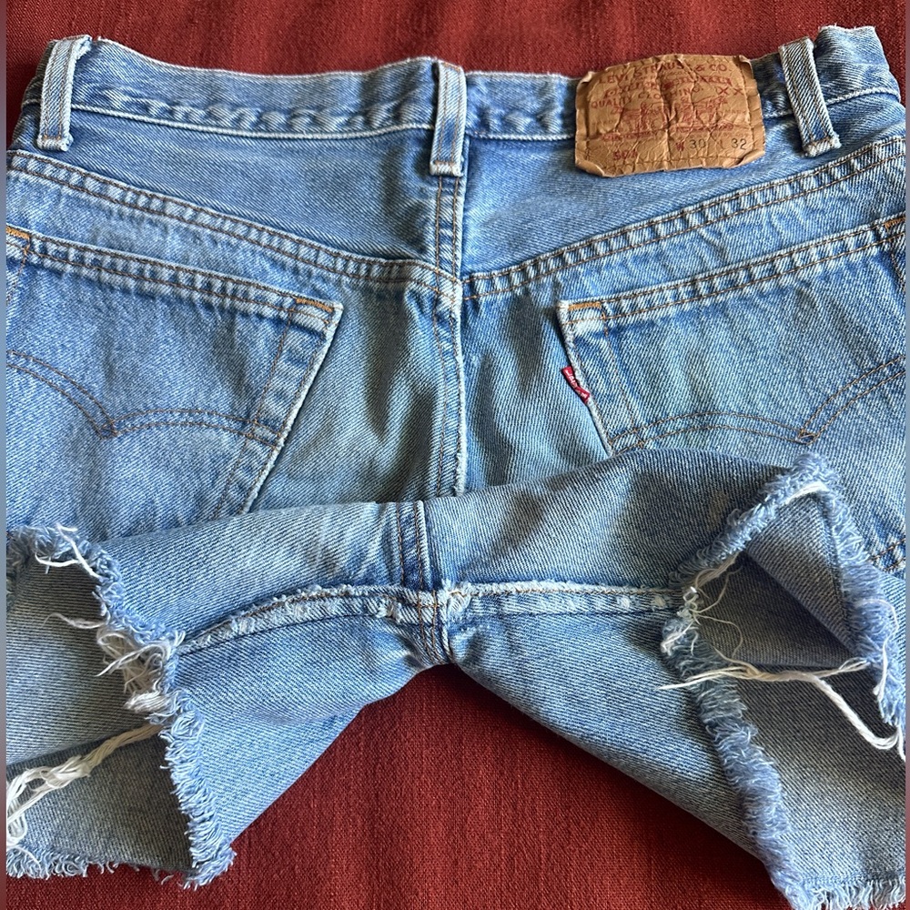 My (favorite) pair of vintage Levi’s shorts 😭 - Picture 8 of 14